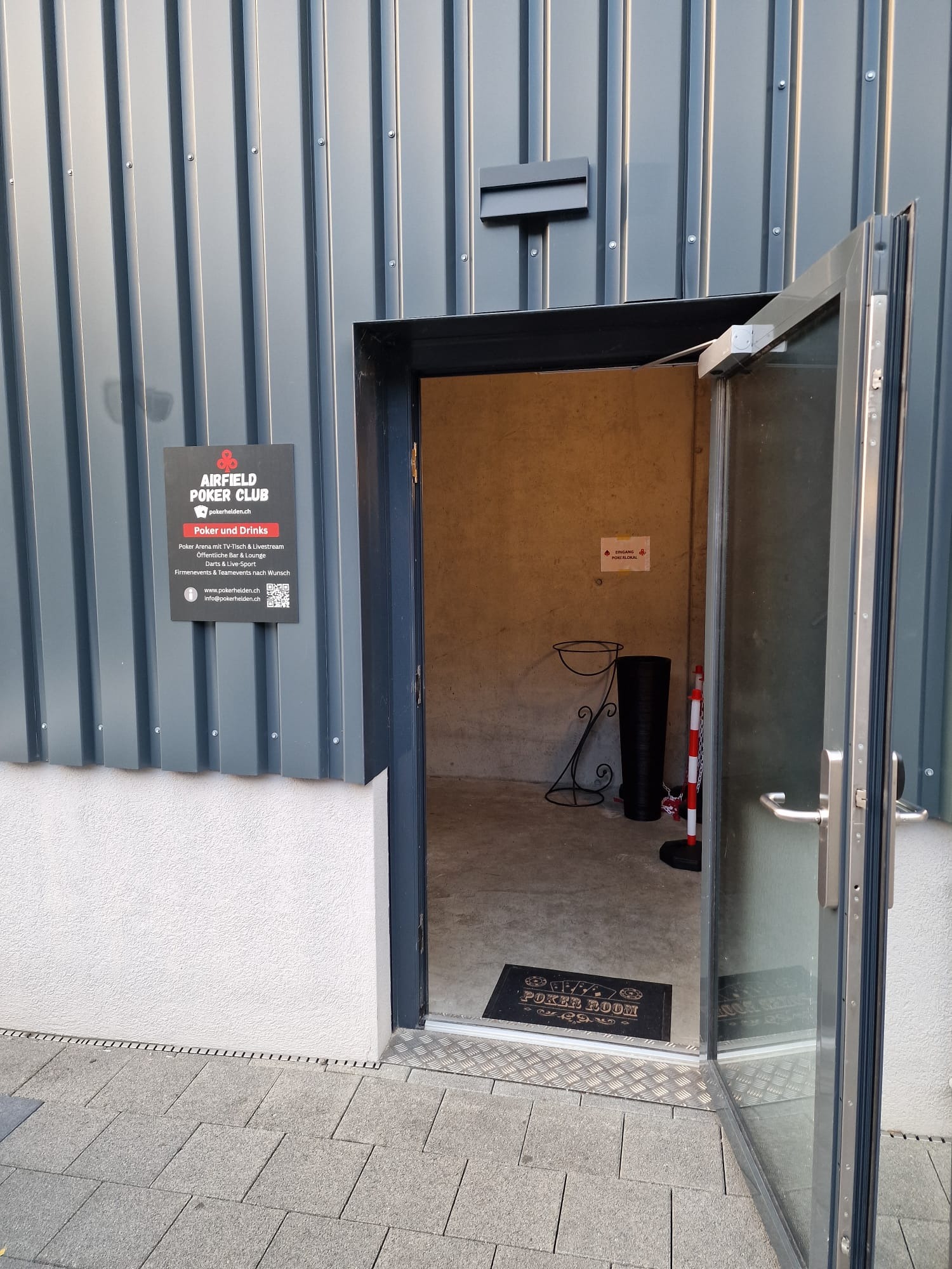 Eingang Beschriftung und Live Sport